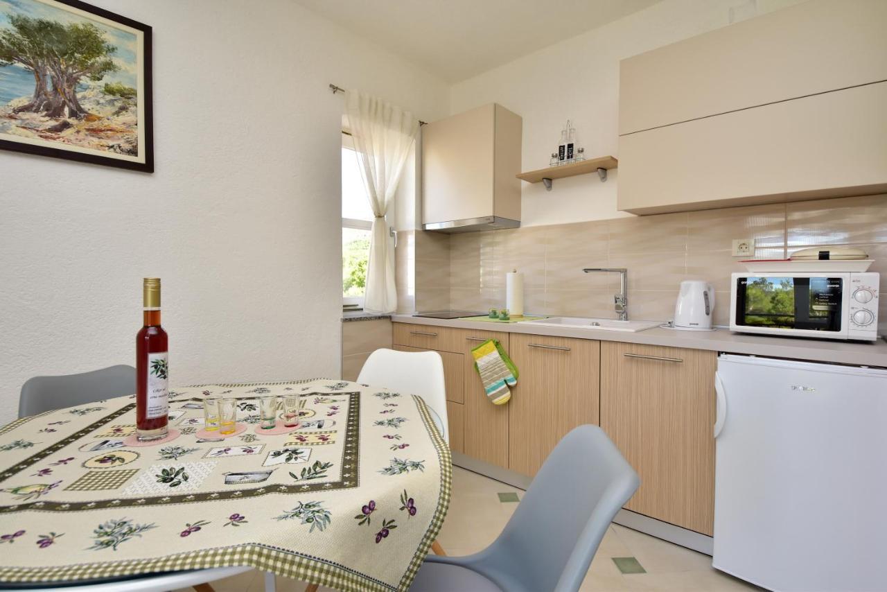 Appartamento In Olive Garden Starigrad Paklenica Esterno foto